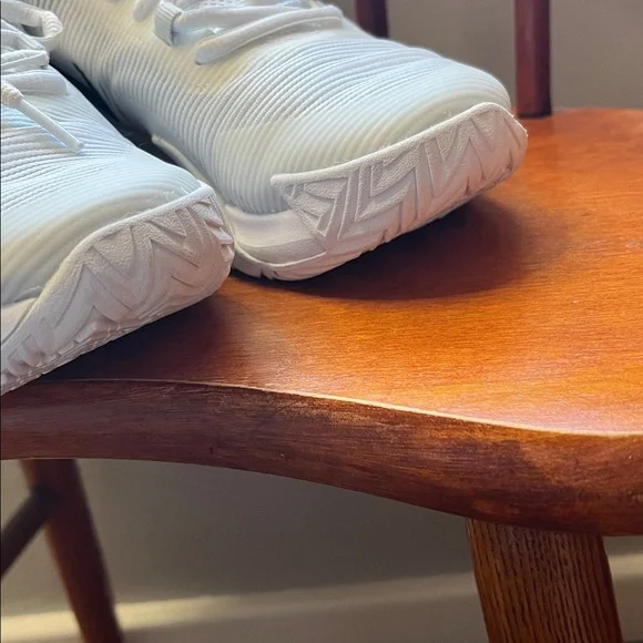 NWOT Nike Air Max Impact 4 Basketball Shoes White / Black Kids Size 4 - Picture 2 of 10